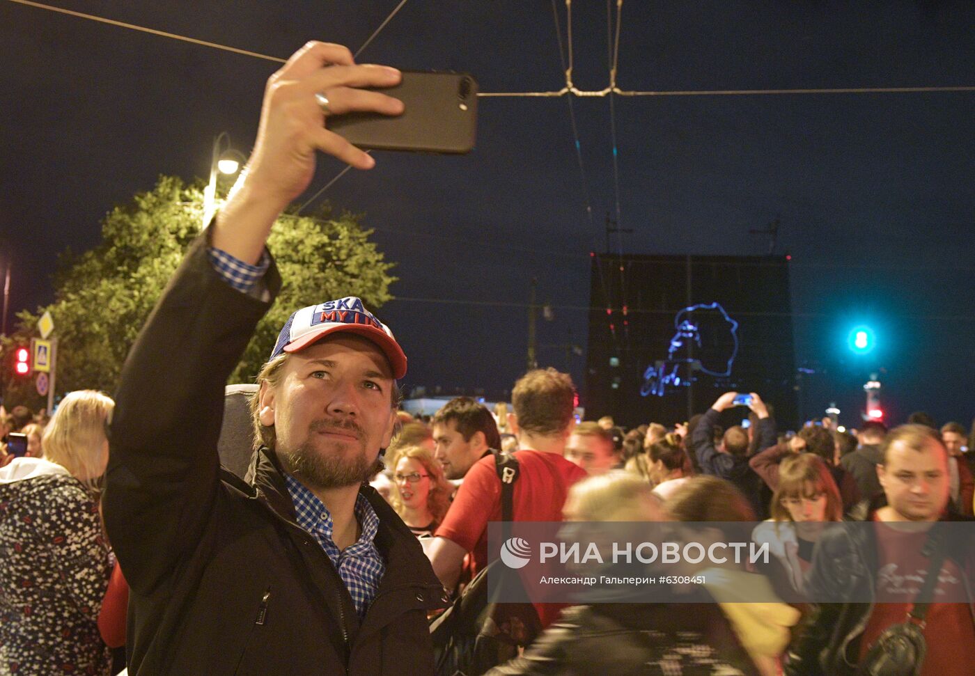 Проекция портрета В. Цоя на Дворцовом мосту