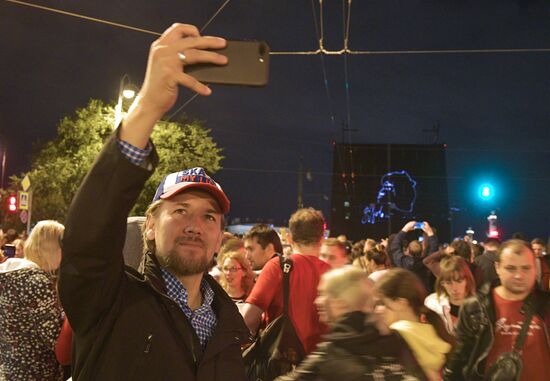 Проекция портрета В. Цоя на Дворцовом мосту