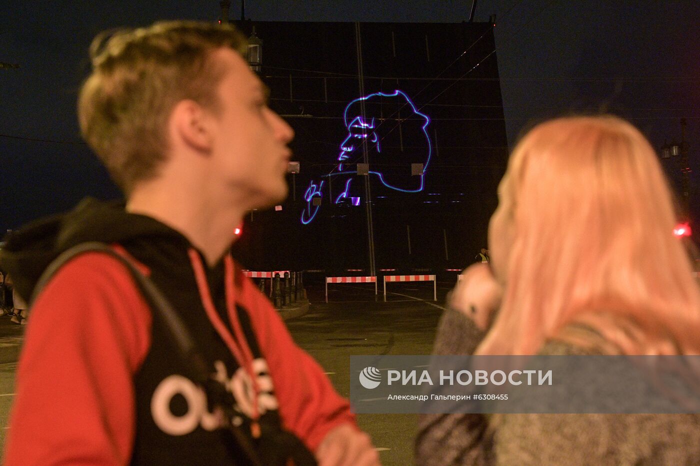 Проекция портрета В. Цоя на Дворцовом мосту