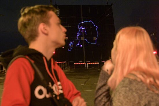 Проекция портрета В. Цоя на Дворцовом мосту