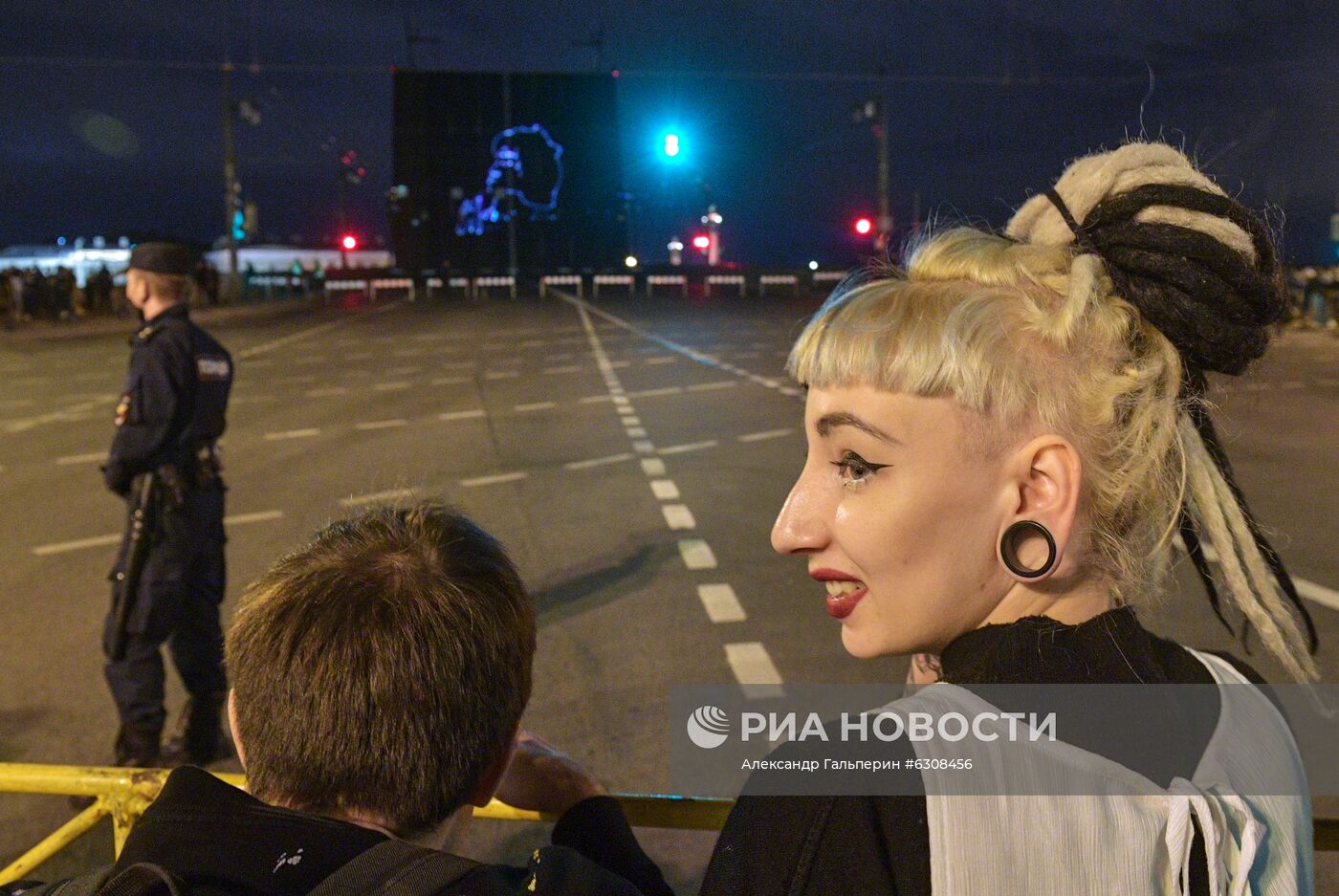 Проекция портрета В. Цоя на Дворцовом мосту