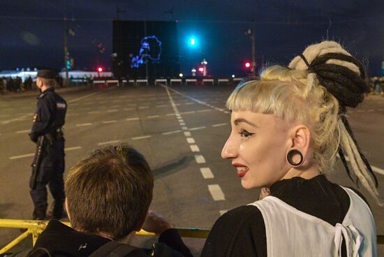 Проекция портрета В. Цоя на Дворцовом мосту