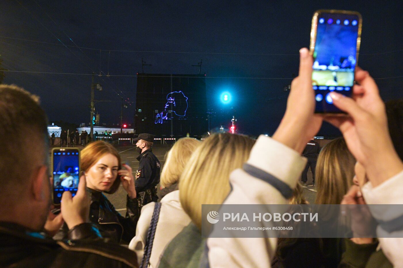 Проекция портрета В. Цоя на Дворцовом мосту