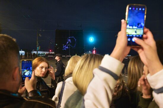 Проекция портрета В. Цоя на Дворцовом мосту