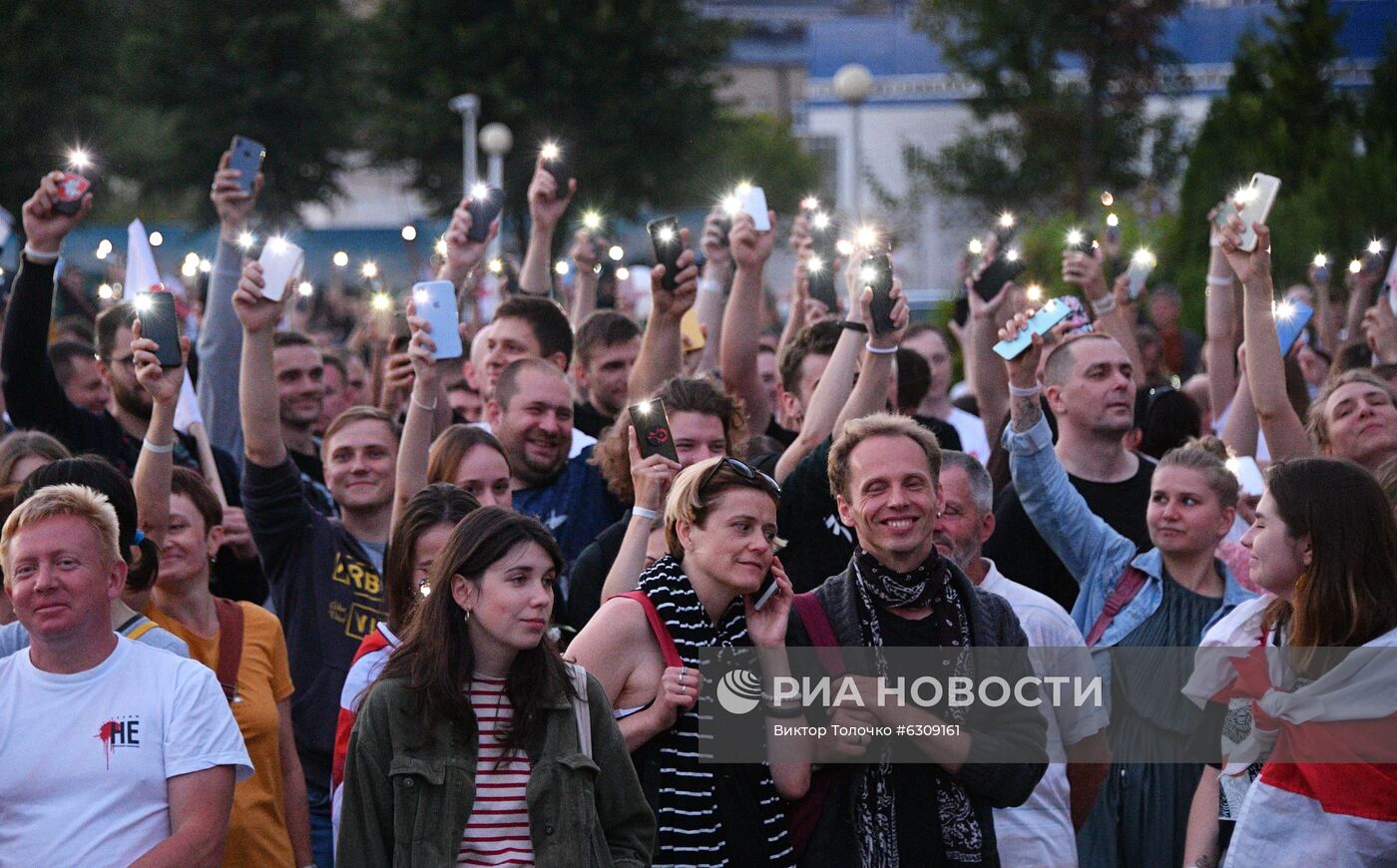 Митинг возле здания Национальной Белтелерадиокомпании в Минске