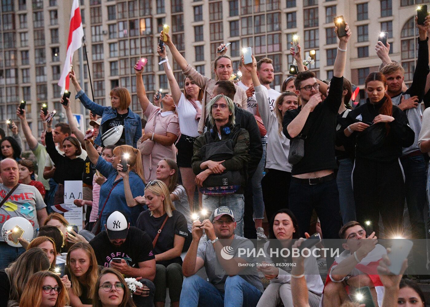 Митинг возле здания Национальной Белтелерадиокомпании в Минске