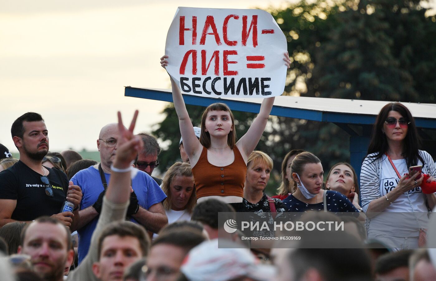 Митинг возле здания Национальной Белтелерадиокомпании в Минске