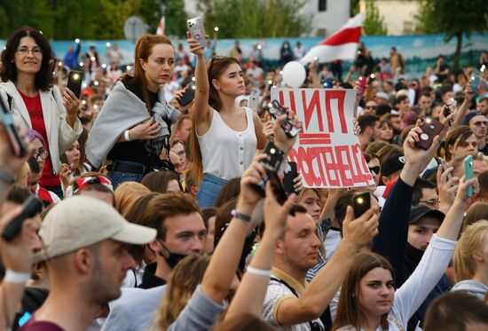 Митинг возле здания Национальной Белтелерадиокомпании в Минске