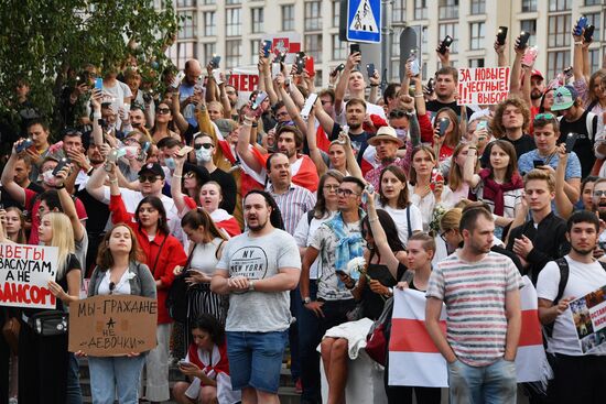 Митинг возле здания Национальной Белтелерадиокомпании в Минске