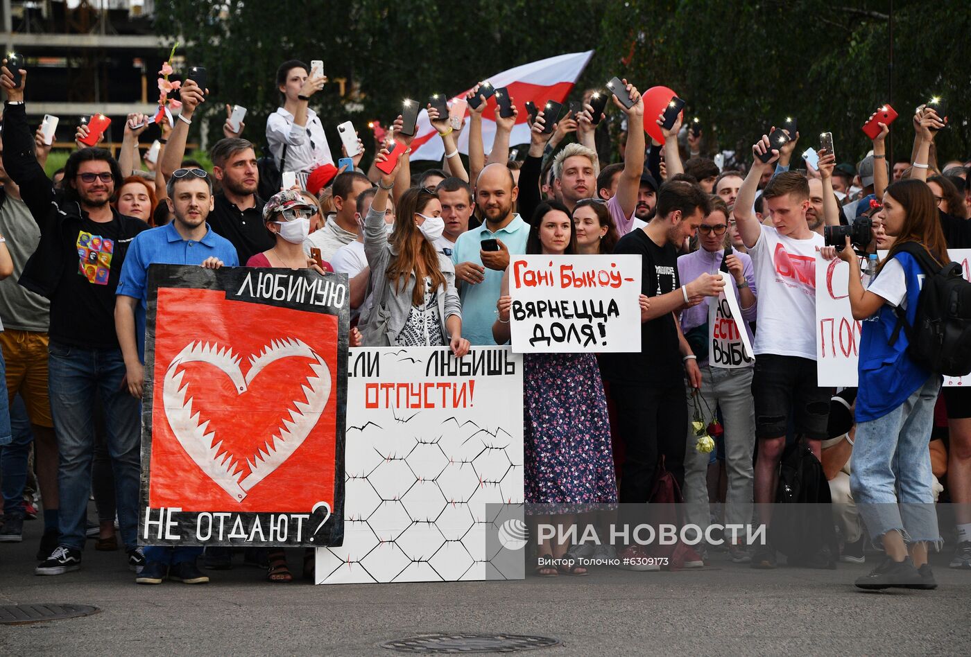 Митинг возле здания Национальной Белтелерадиокомпании в Минске