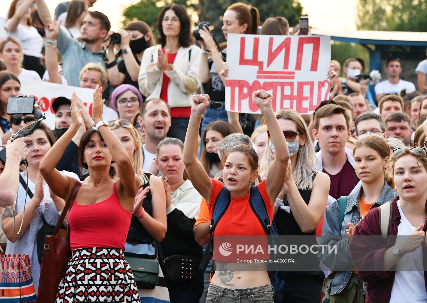 Митинг возле здания Национальной Белтелерадиокомпании в Минске