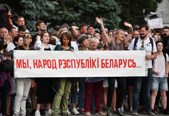 Митинг возле здания Национальной Белтелерадиокомпании в Минске