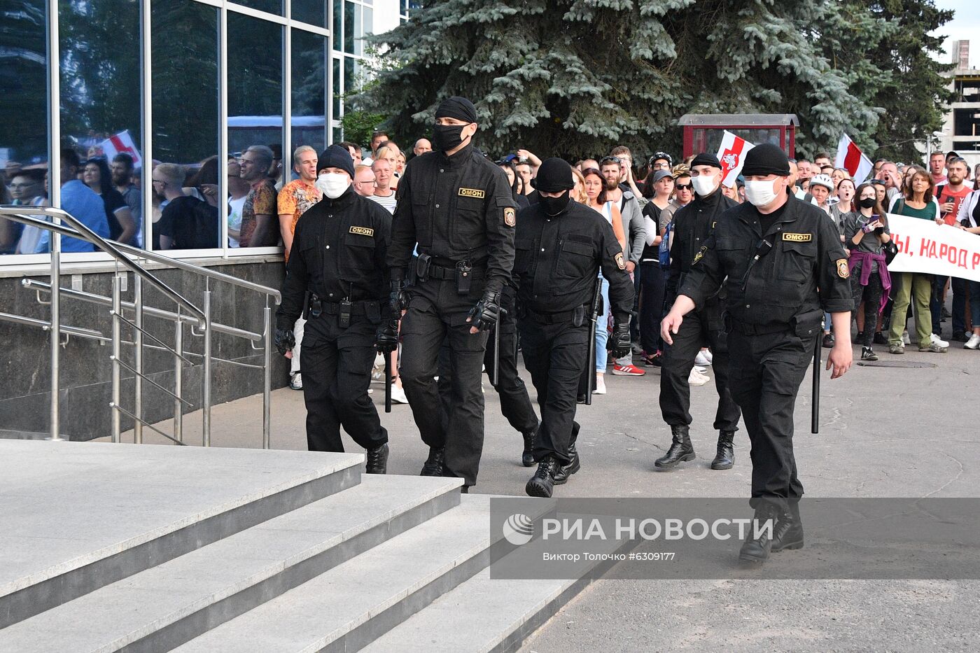 Митинг возле здания Национальной Белтелерадиокомпании в Минске