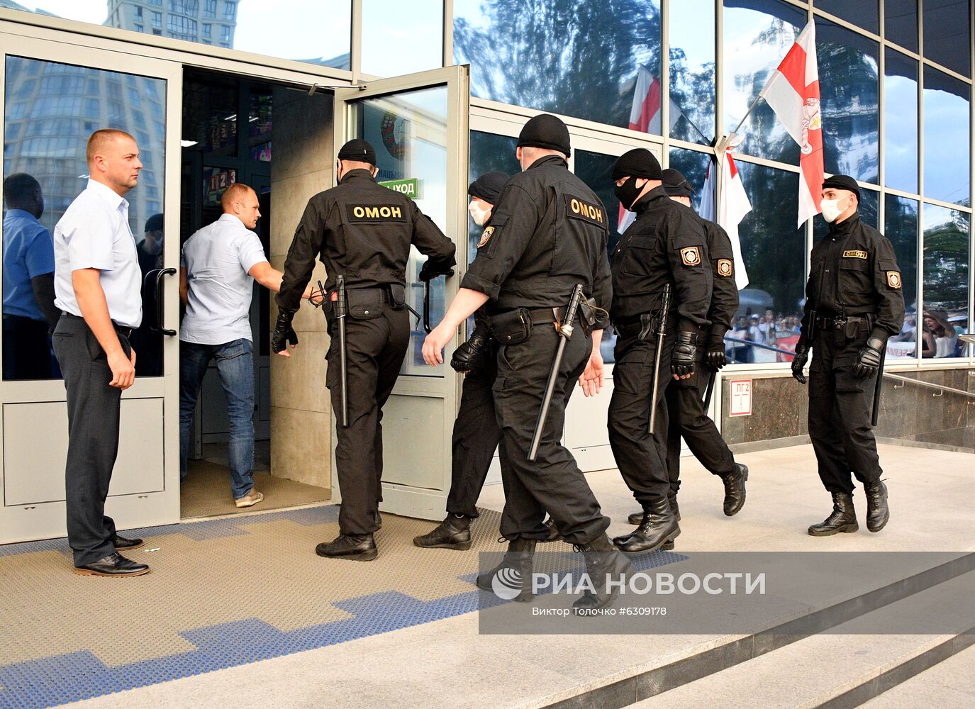 Митинг возле здания Национальной Белтелерадиокомпании в Минске