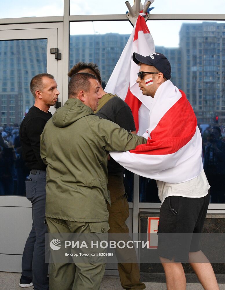 Митинг возле здания Национальной Белтелерадиокомпании в Минске