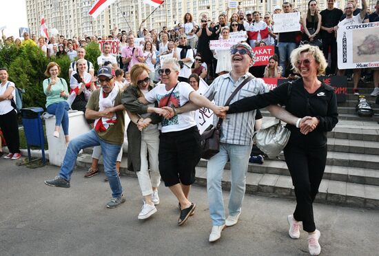 Митинг возле здания Национальной Белтелерадиокомпании в Минске