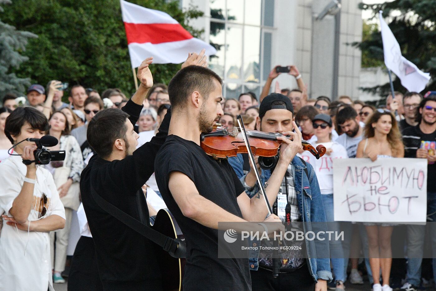 Митинг возле здания Национальной Белтелерадиокомпании в Минске