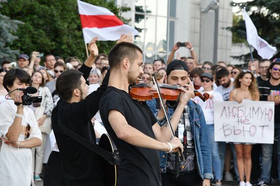 Митинг возле здания Национальной Белтелерадиокомпании в Минске