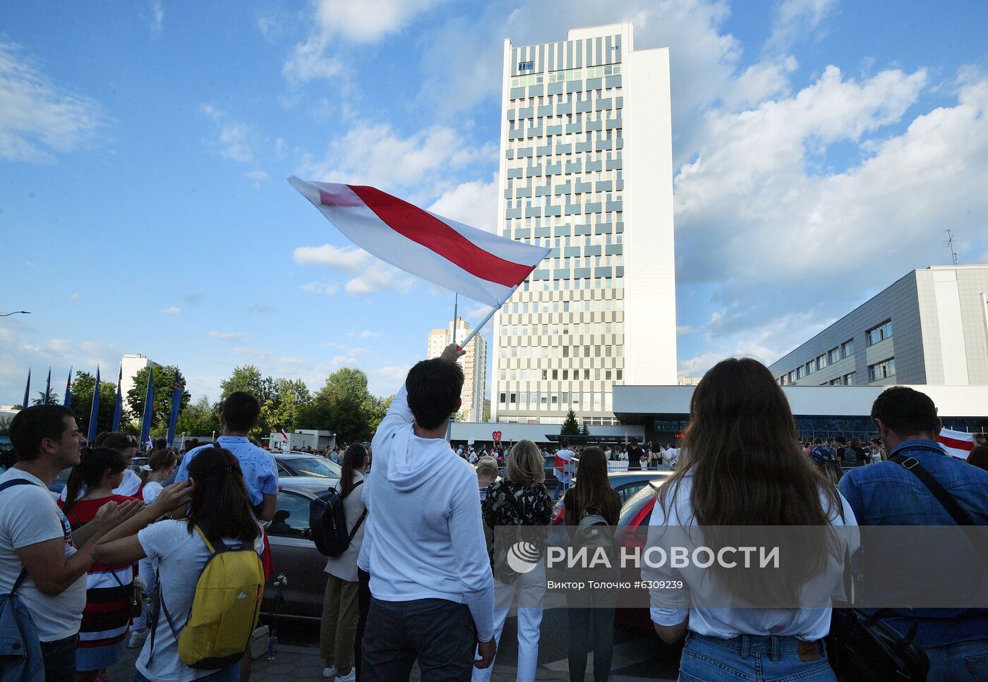 Митинг возле здания Национальной Белтелерадиокомпании в Минске