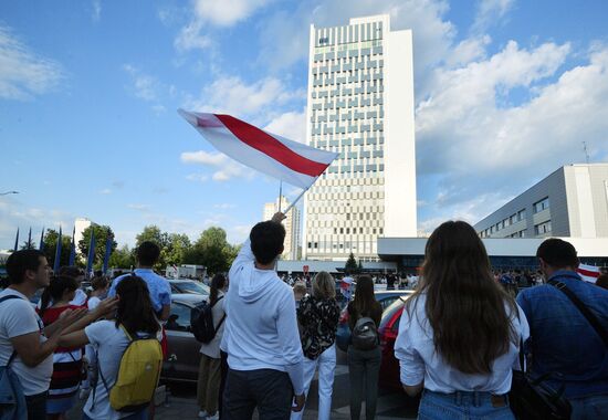 Митинг возле здания Национальной Белтелерадиокомпании в Минске
