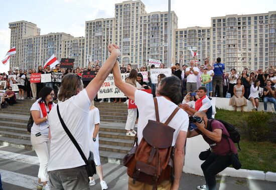 Митинг возле здания Национальной Белтелерадиокомпании в Минске
