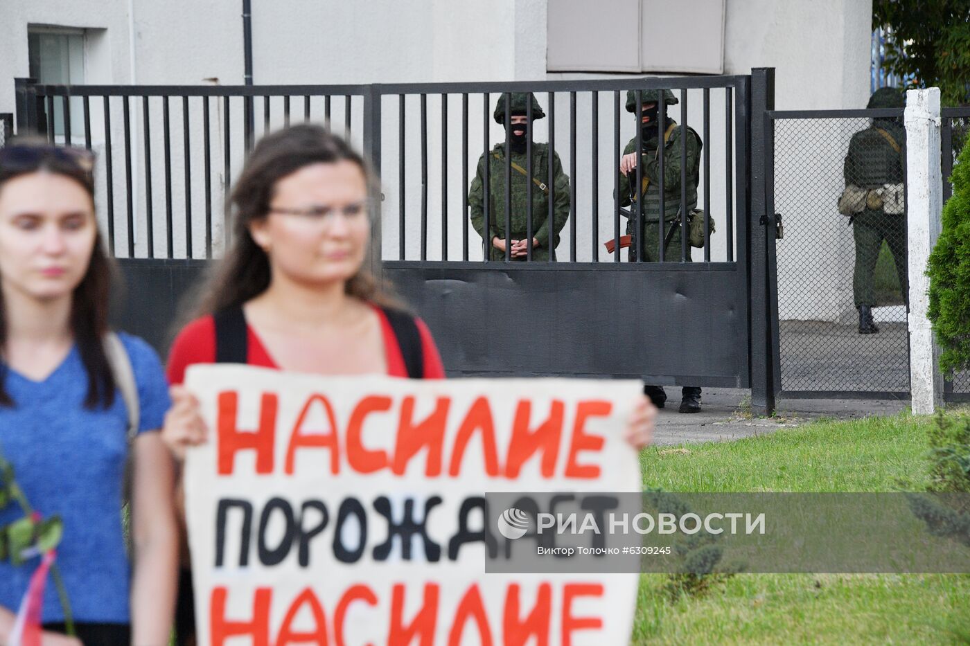 Митинг возле здания Национальной Белтелерадиокомпании в Минске