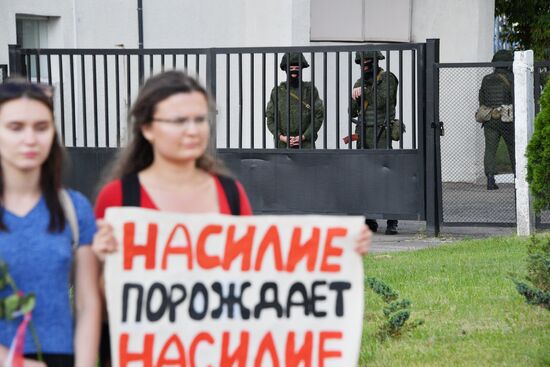 Митинг возле здания Национальной Белтелерадиокомпании в Минске