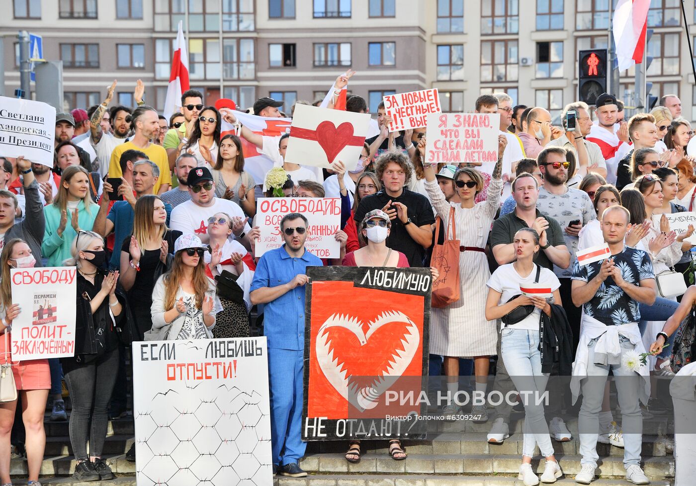 Митинг возле здания Национальной Белтелерадиокомпании в Минске