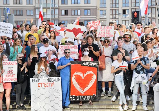 Митинг возле здания Национальной Белтелерадиокомпании в Минске