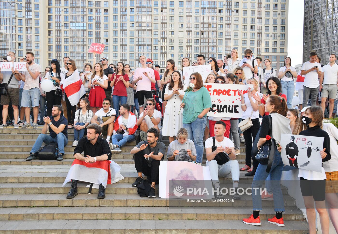 Митинг возле здания Национальной Белтелерадиокомпании в Минске