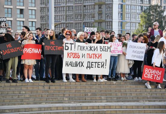 Митинг возле здания Национальной Белтелерадиокомпании в Минске