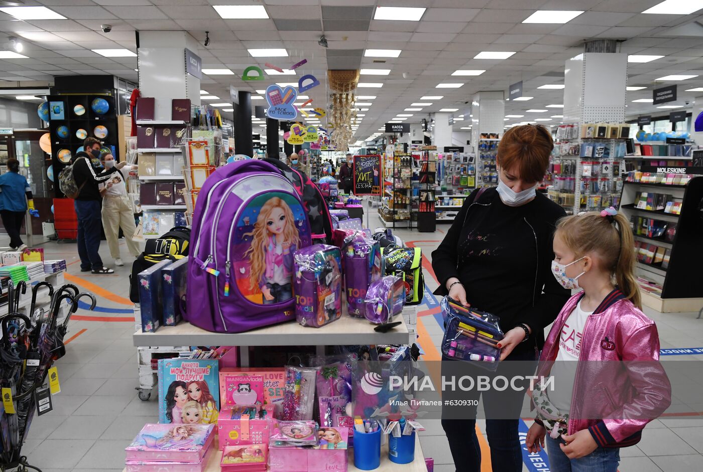 Ярмарка школьных товаров в Московском Доме книги