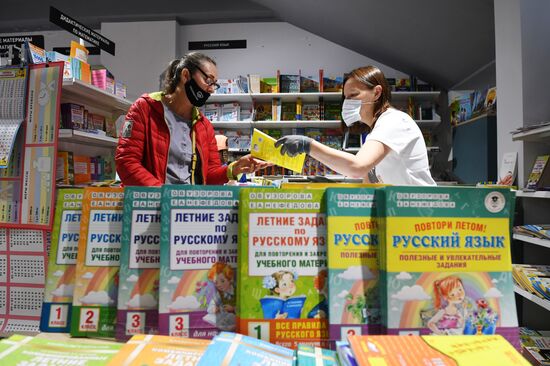 Ярмарка школьных товаров в Московском Доме книги