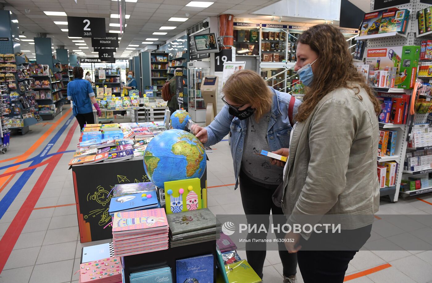 Ярмарка школьных товаров в Московском Доме книги