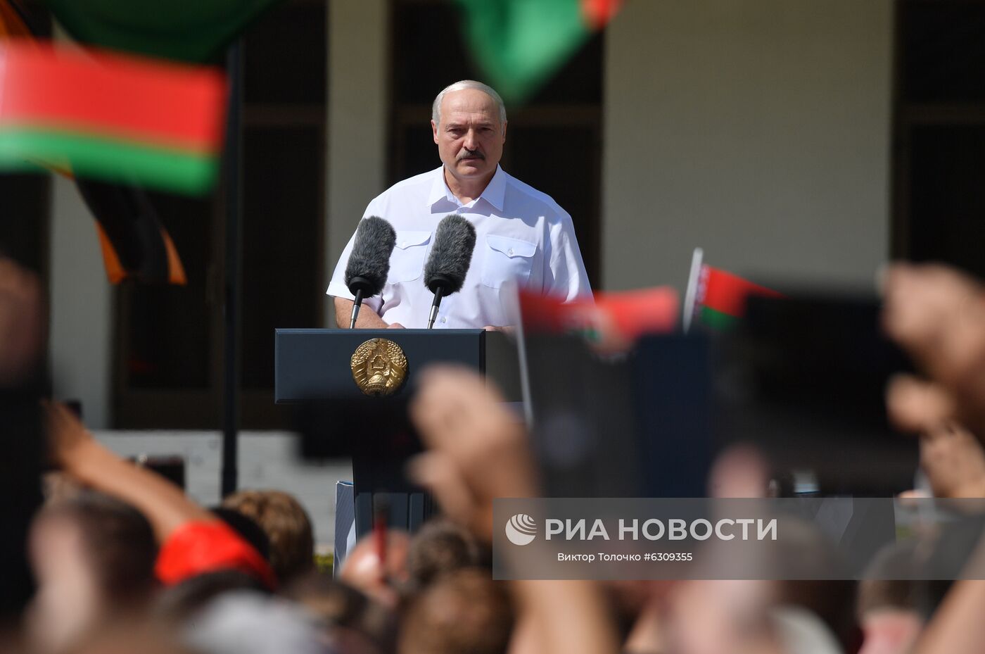 Президент Белоруссии Александр Лукашенко выступает на митинге, организованном в его поддержку на площади Независимости в Минске. Место: Белоруссия, Минск. Автор: Виктор Толочко/Sputnik/РИА Новости. Митинг в поддержку действующего президента Белоруссии А. Лукашенко в Минске
