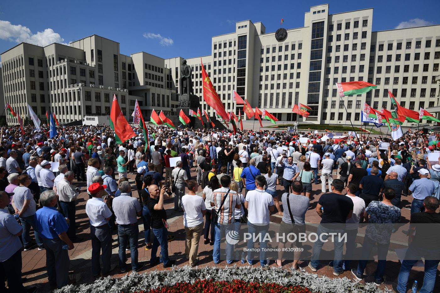 Митинг в поддержку действующего президента Белоруссии А. Лукашенко в Минске