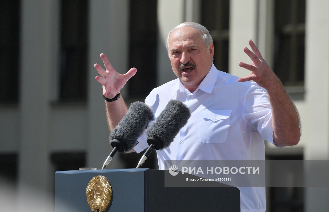 Президент Белоруссии Александр Лукашенко выступает на митинге, организованном в его поддержку на площади Независимости в Минске. Место: Белоруссия, Минск. Автор: Виктор Толочко/Sputnik/РИА Новости. Митинг в поддержку действующего президента Белоруссии А. Лукашенко в Минске