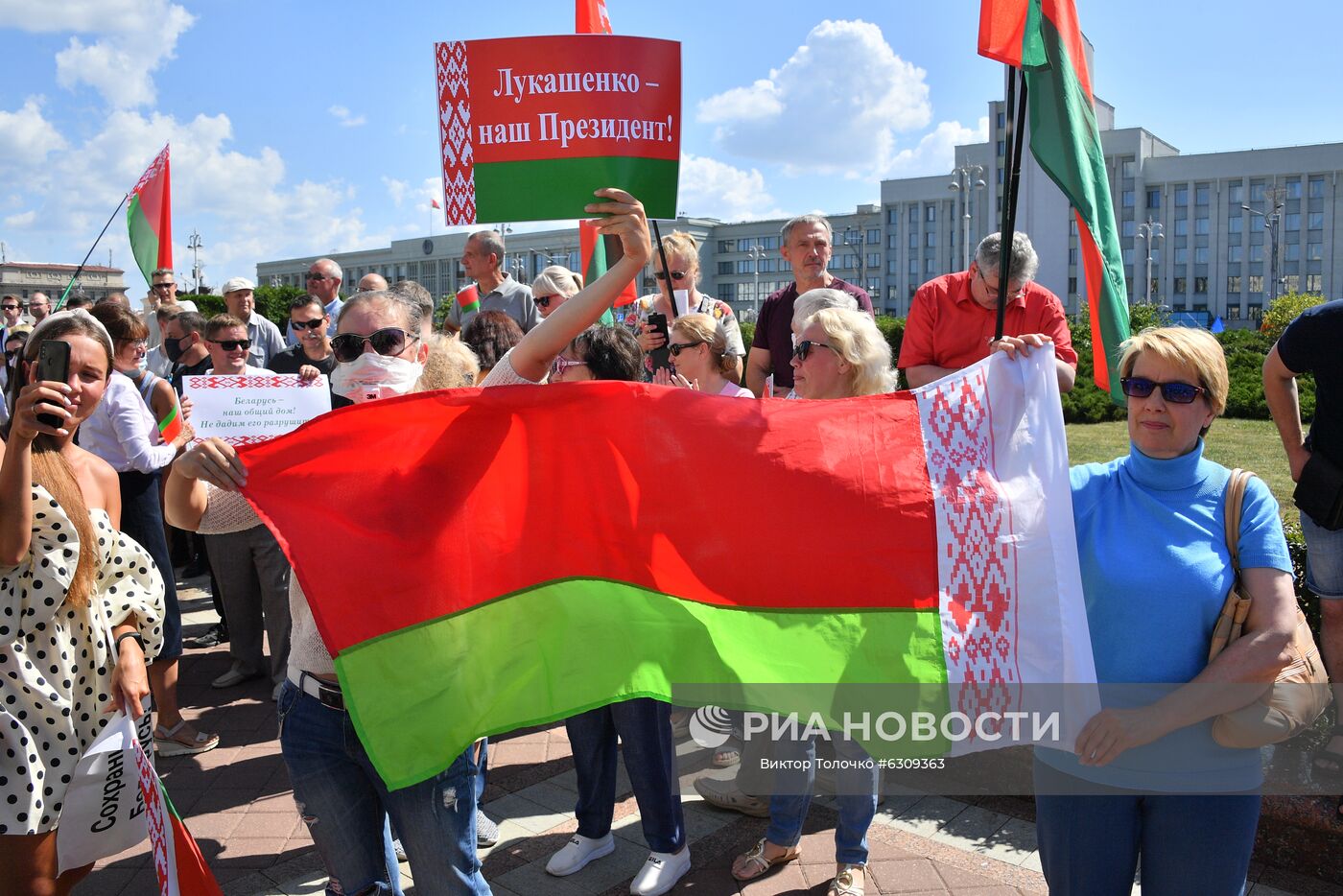 Участники митинга на площади Независимости в Минске в поддержку действующего президента Белоруссии Александра Лукашенко. Место: Белоруссия, Минск. Автор: Виктор Толочко/Sputnik/РИА Новости. Митинг в поддержку действующего президента Белоруссии А. Лукашенко в Минске
