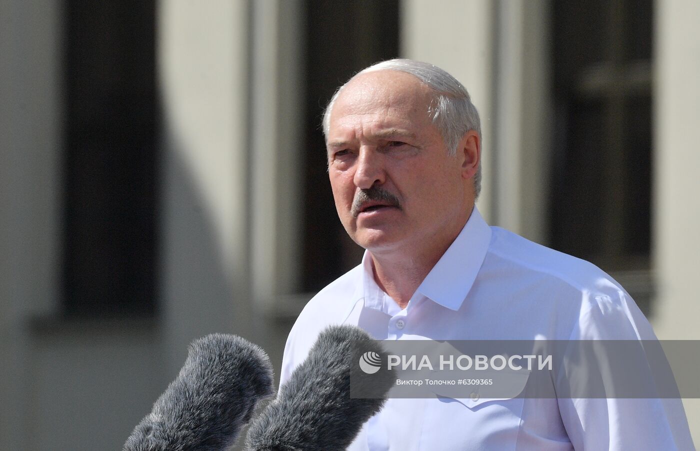 Президент Белоруссии Александр Лукашенко выступает на митинге, организованном в его поддержку на площади Независимости в Минске. Место: Белоруссия, Минск. Автор: Виктор Толочко/Sputnik/РИА Новости. Митинг в поддержку действующего президента Белоруссии А. Лукашенко в Минске