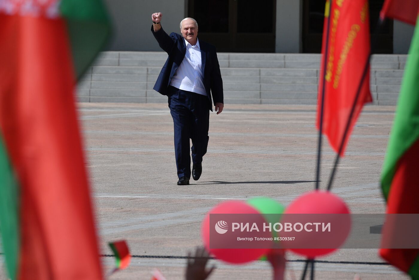 Президент Белоруссии Александр Лукашенко на митинге, организованном в его поддержку на площади Независимости в Минске. Место: Белоруссия, Минск. Автор: Виктор Толочко/Sputnik/РИА Новости. Митинг в поддержку действующего президента Белоруссии А. Лукашенко в Минске