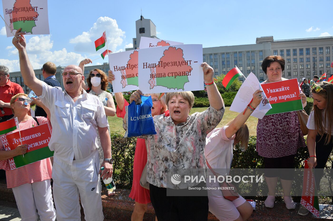 Участники митинга на площади Независимости в Минске в поддержку действующего президента Белоруссии Александра Лукашенко. Место: Белоруссия, Минск. Автор: Виктор Толочко/Sputnik/РИА Новости. Митинг в поддержку действующего президента Белоруссии А. Лукашенко в Минске