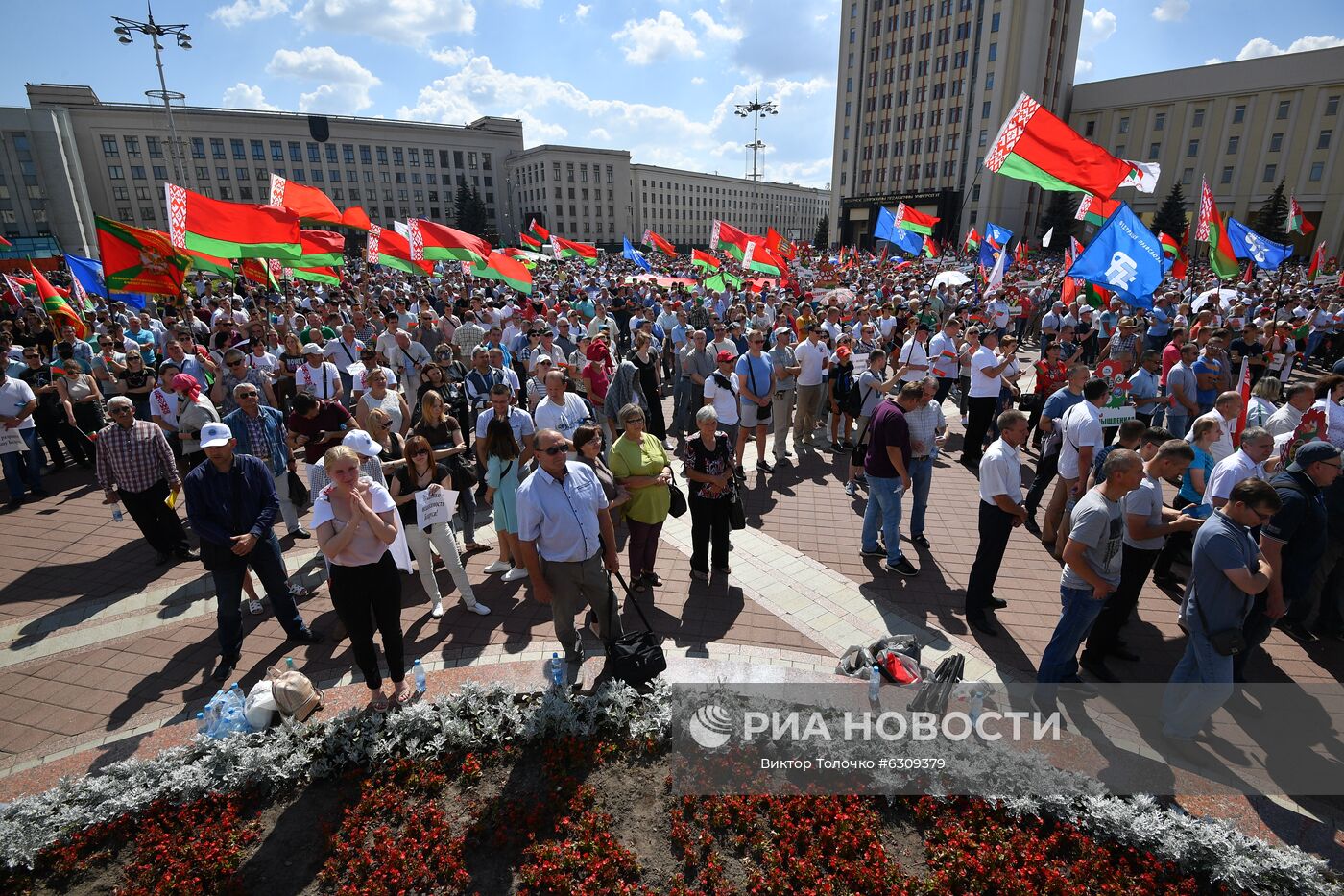 Участники митинга на площади Независимости в Минске в поддержку действующего президента Белоруссии Александра Лукашенко. Место: Белоруссия, Минск. Автор: Виктор Толочко/Sputnik/РИА Новости. Митинг в поддержку действующего президента Белоруссии А. Лукашенко в Минске
