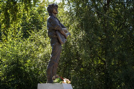 Памятник Виктору Цою установили в Санкт-Петербурге