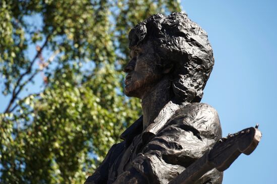 Памятник Виктору Цою установили в Санкт-Петербурге