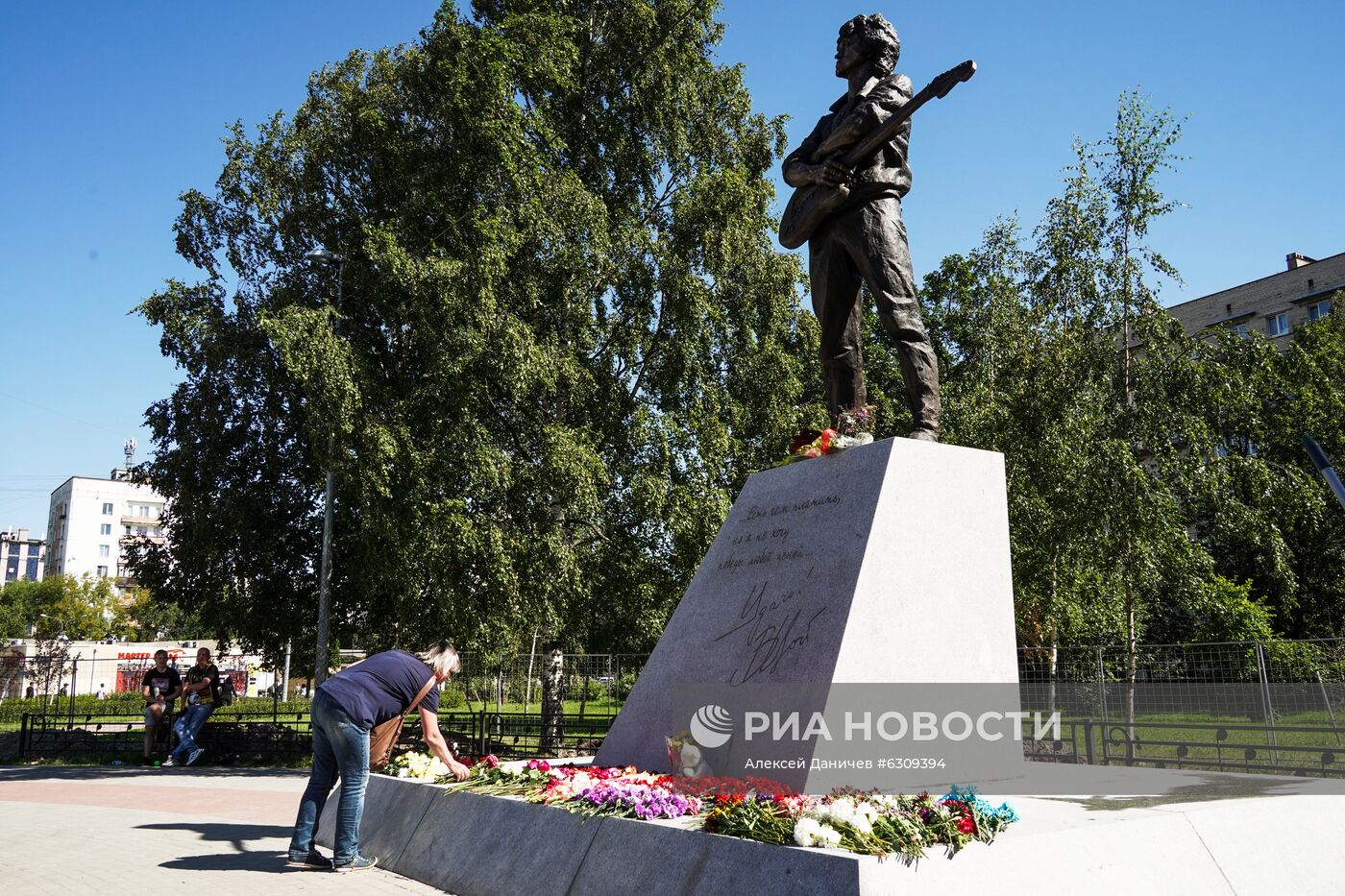 Памятник Виктору Цою установили в Санкт-Петербурге