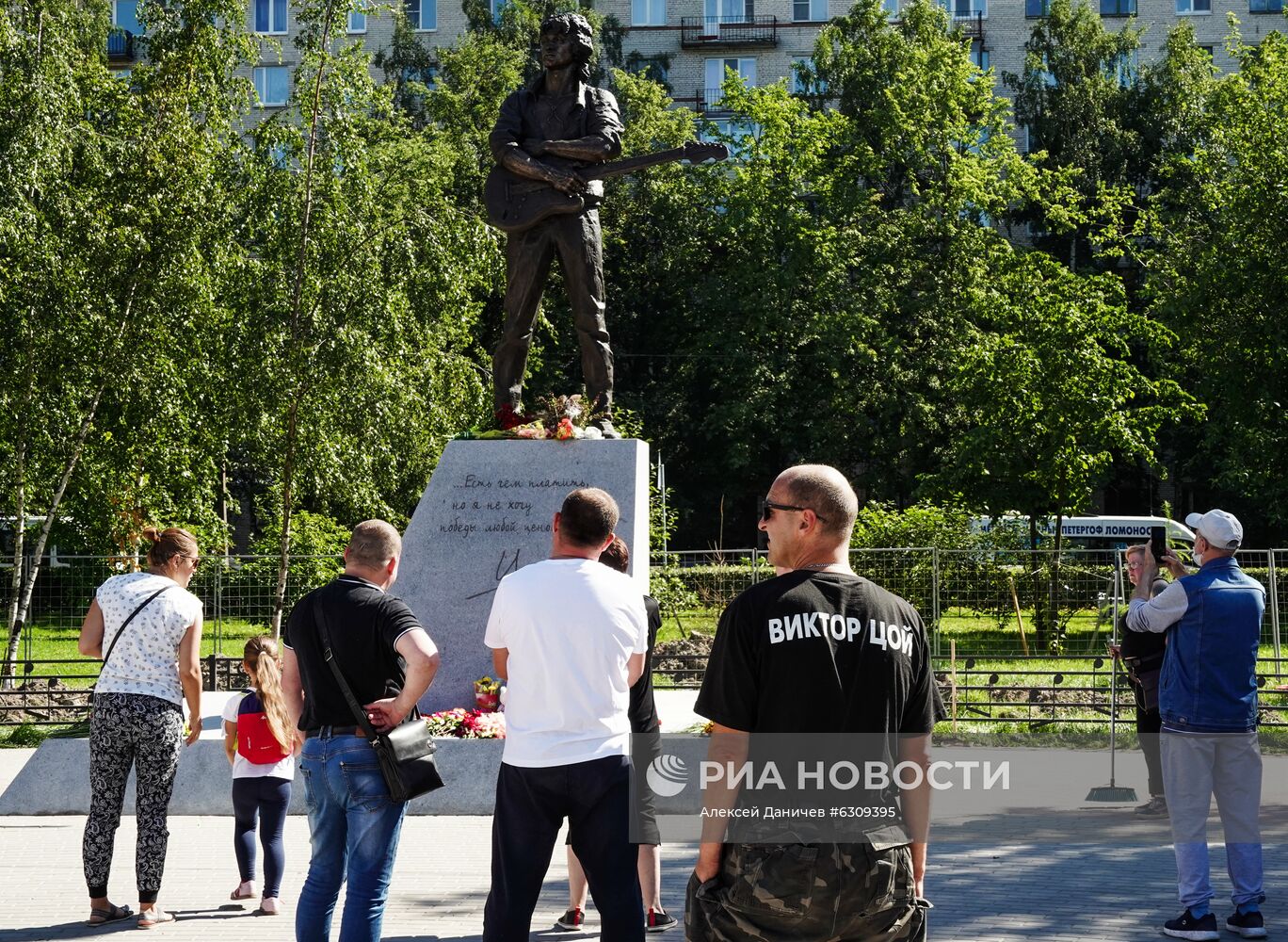 Памятник Виктору Цою установили в Санкт-Петербурге