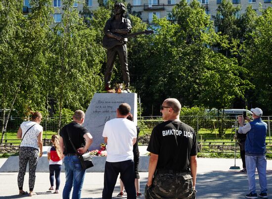 Памятник Виктору Цою установили в Санкт-Петербурге