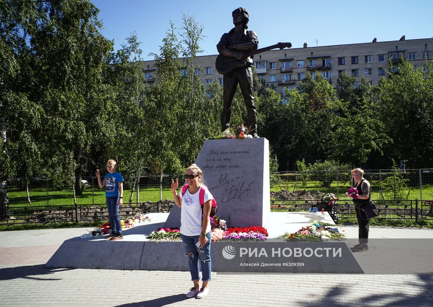 Памятник Виктору Цою установили в Санкт-Петербурге