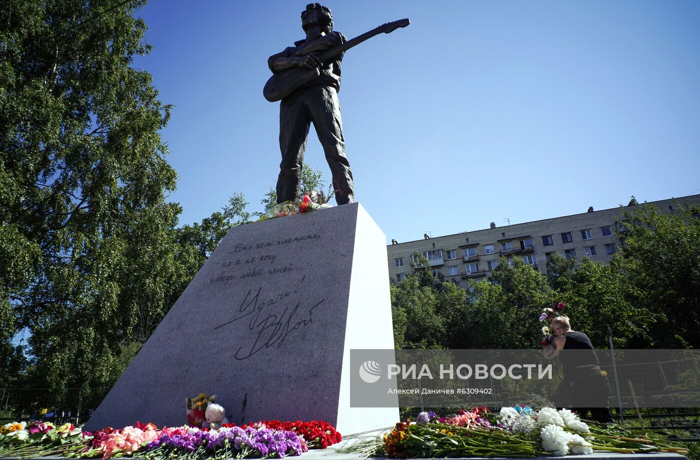 Памятник Виктору Цою установили в Санкт-Петербурге