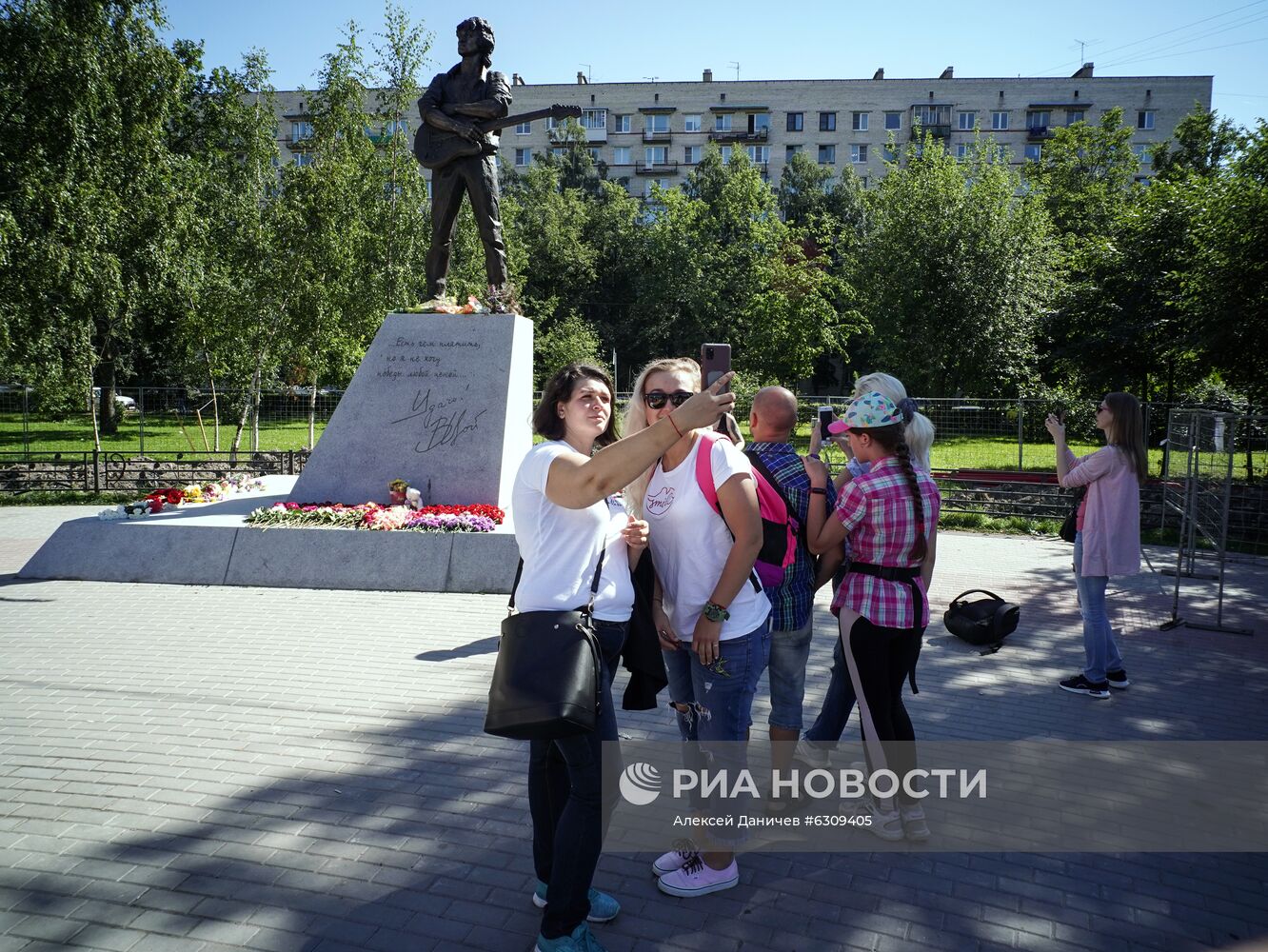 Памятник Виктору Цою установили в Санкт-Петербурге